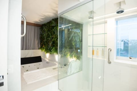 Suíte Premium Casal - 1 Cama King | Bathroom | Shower, free toiletries, hair dryer, towels