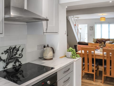 Kitchen/diner | Bryn Hyfryd Cottage, Conwy