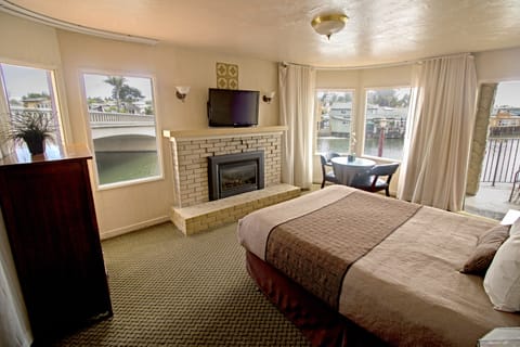 Suite, Fireplace | Free WiFi, bed sheets