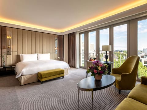 Junior Suite, 1 King Bed | Premium bedding, pillowtop beds, minibar, in-room safe