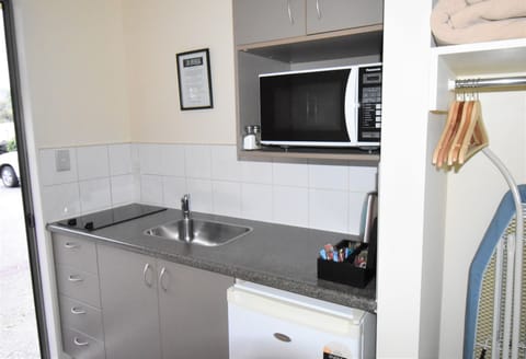 Garden View Queen Studio - Ground Floor | Private kitchenette | Fridge, microwave, stovetop, electric kettle