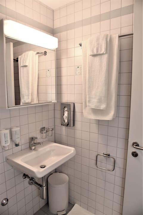 Twin Room, 1 Bedroom, Garden View | Bathroom | Shower, free toiletries, hair dryer, towels
