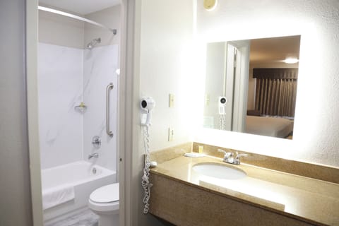 Combined shower/tub, towels