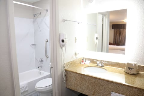 Combined shower/tub, towels