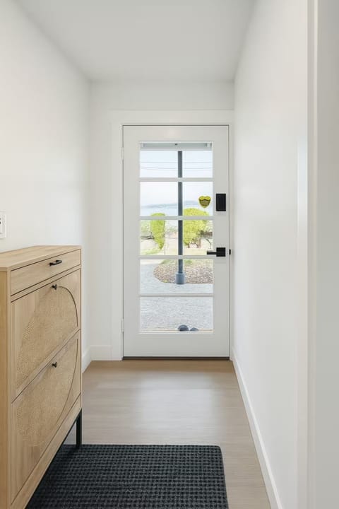 Separate entrance from the host. Lakeview Hallway.