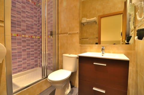 Double Room, Private Bathroom | Bathroom | Towels