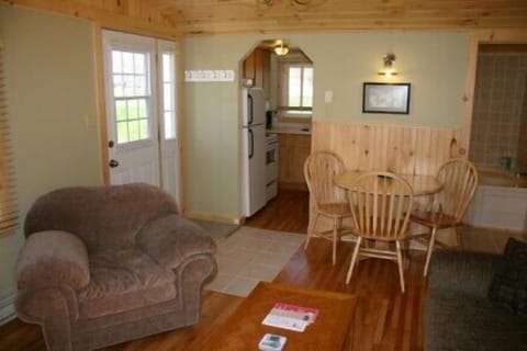 Cottage, 2 Bedrooms | Desk, iron/ironing board, free WiFi, bed sheets