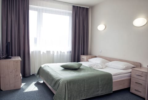 Deluxe Room, 1 Bedroom | In-room safe, desk, soundproofing, iron/ironing board