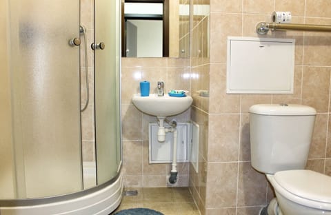 Standard Room, 2 Bedrooms | Bathroom | Free toiletries, hair dryer, towels