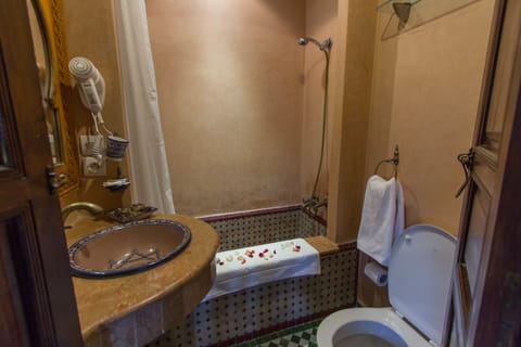 Standard Double or Twin Room | Bathroom | Shower, free toiletries, hair dryer, towels