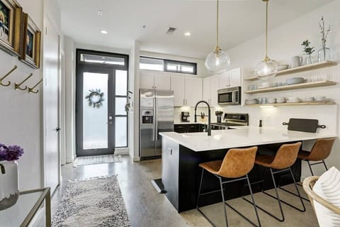 Apartment, Pets Allowed | Shared kitchen