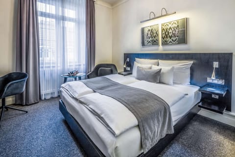 Double Room, 1 Queen Bed | In-room safe, free WiFi, bed sheets