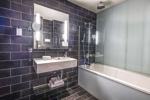 Single Room | Bathroom | Combined shower/tub, eco-friendly toiletries, hair dryer, towels