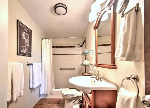 Romantic Villa, 2 Bedrooms, Kitchen, Ocean View (Casita Linda Villa) | Bathroom | Shower, free toiletries, towels