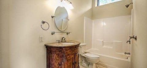 Comfort Room (King Suite, no breakfast, private oce) | Bathroom | Hair dryer, bathrobes, towels