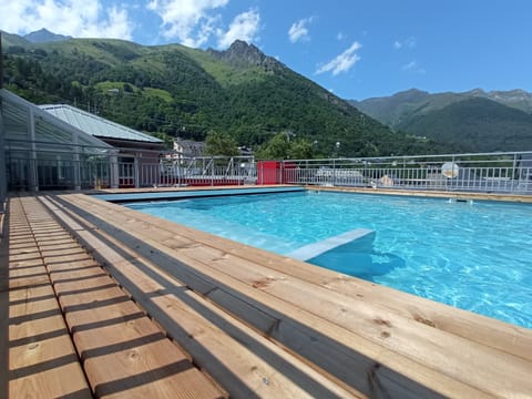 Indoor pool, seasonal outdoor pool, sun loungers