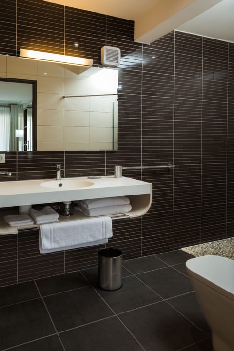 Suite Confort, 1 large bed, balcony and kitchen | Bathroom | Shower, rainfall showerhead, free toiletries, hair dryer