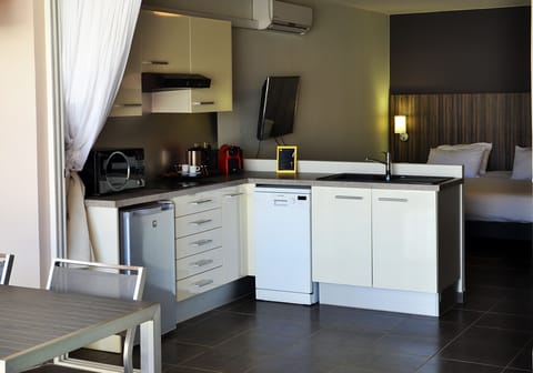 Suite Confort, 1 large bed, balcony and kitchen | Living area | 101-cm flat-screen TV with digital channels, TV, Netflix