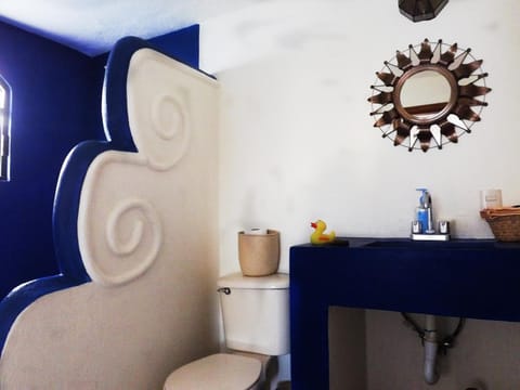 Shower, free toiletries, towels