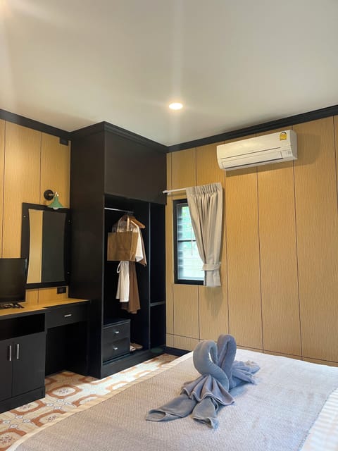 Bungalow Garden Rooftop | Minibar, in-room safe, desk