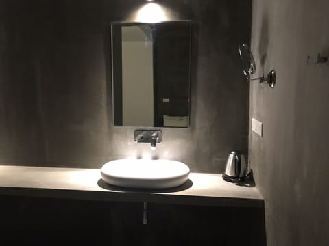 Deluxe Room | Bathroom sink