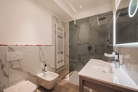 Comfort Triple Room, City View | Bathroom | Free toiletries, hair dryer, slippers, towels