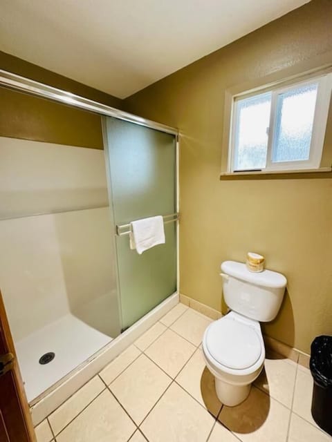 Business Room, Multiple Beds, Non Smoking | Bathroom | Shower, free toiletries, hair dryer, towels