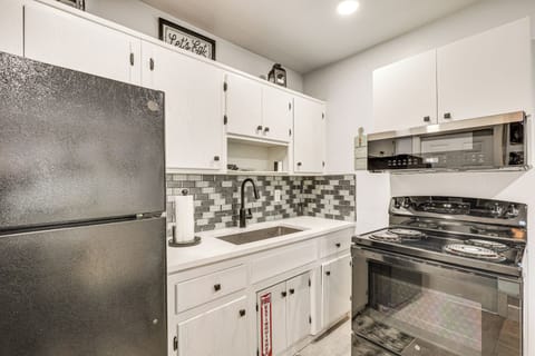 Property Interior | Central A/C & Heating | Free WiFi