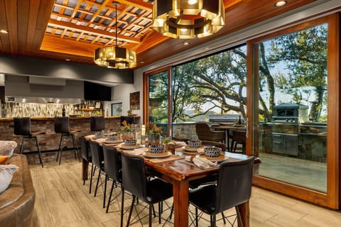 Main lounge dining room with seating for the whole group