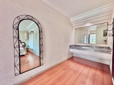 Standard Double Room | Bathroom | Shower, free toiletries, towels, shampoo