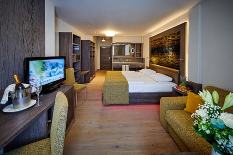 Junior Suite | Hypo-allergenic bedding, Select Comfort beds, minibar, in-room safe