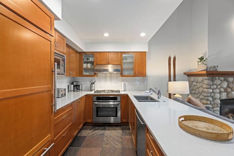 Montebello 4847 ( Den) | Private kitchen | Full-size fridge, microwave, oven, stovetop