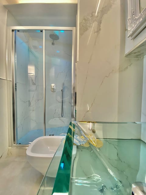 Standard Double Room, 1 Queen Bed, Non Smoking, Air conditioning | Bathroom | Shower, rainfall showerhead, free toiletries, hair dryer