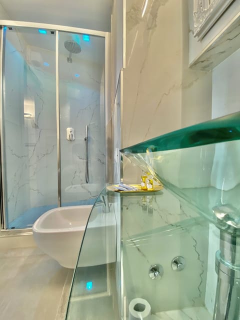 Standard Double Room, 1 Queen Bed, Non Smoking, Air conditioning | Bathroom | Shower, rainfall showerhead, free toiletries, hair dryer