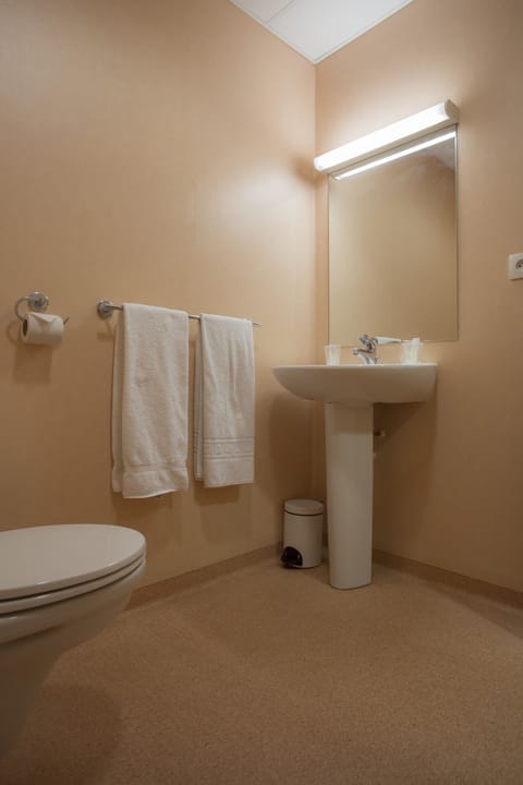 Twin Room | Bathroom | Shower, free toiletries, hair dryer, towels