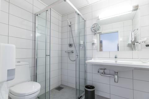 Superior Double Room | Bathroom | Eco-friendly toiletries, hair dryer, towels