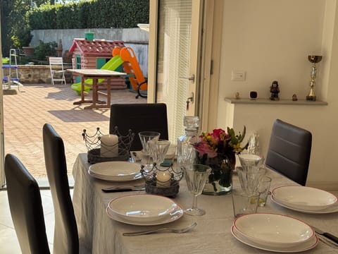 Furniture, Table, Chair, Tableware, Interior Design, Kitchen & Dining Room Table, Dining Room, Serveware, Lighting, Flooring