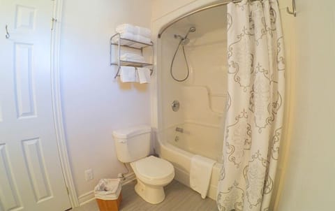 Signature Studio Suite, Fireplace (Asian Suite) | Bathroom | Combined shower/tub, rainfall showerhead, free toiletries, hair dryer