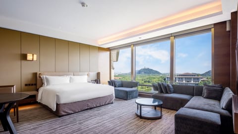 Premium Room, 1 King Bed, River View | Premium bedding, minibar, in-room safe, desk