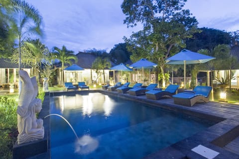 2 outdoor pools, free cabanas, pool umbrellas
