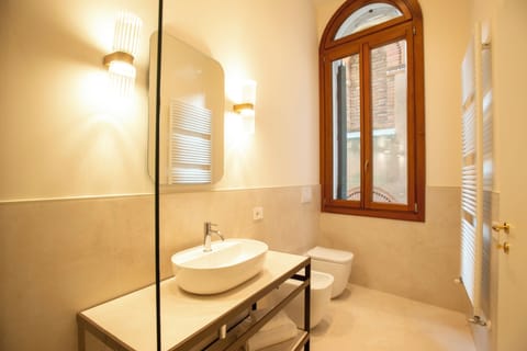 Double Room (King) | Bathroom | Shower, free toiletries, hair dryer, towels