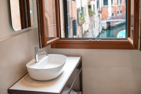 Junior Suite, Canal View | Bathroom | Shower, free toiletries, hair dryer, towels