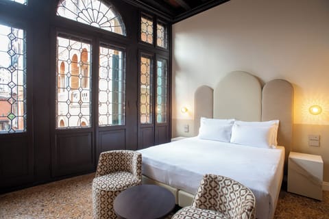 Junior Suite, Canal View | Minibar, desk, free WiFi, bed sheets