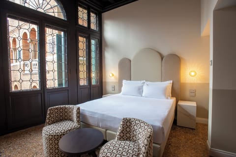 Junior Suite, Canal View | Minibar, desk, free WiFi, bed sheets