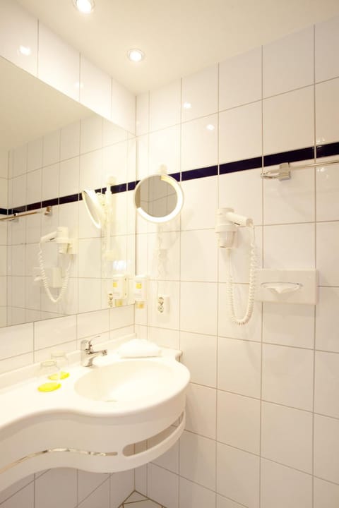 Classic Single Room, 1 King Bed | Bathroom | Free toiletries, hair dryer, towels