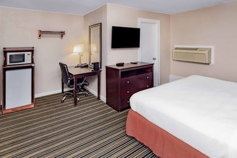 Standard Room, 1 King Bed | In-room safe, desk, free cribs/infant beds, free rollaway beds