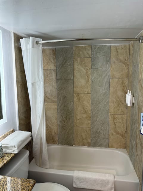 Standard Room, 1 King Bed | Bathroom | Combined shower/tub, hair dryer, towels