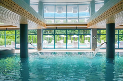 Indoor pool, sun loungers