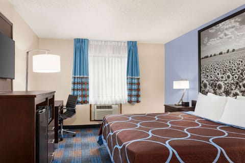 Standard Room, 1 King Bed | In-room safe, desk, iron/ironing board, free cribs/infant beds