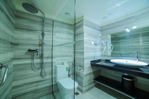 Family Suite | Bathroom | Combined shower/tub, rainfall showerhead, free toiletries, hair dryer
